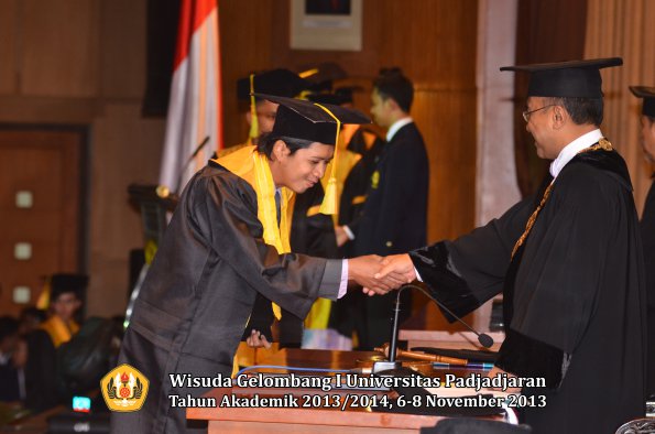 wisuda-unpad-gel-i-ta-2013_2014-fakultas-ilmu-komunikasi-oleh-rektor-081