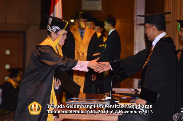 wisuda-unpad-gel-i-ta-2013_2014-fakultas-ilmu-komunikasi-oleh-rektor-083