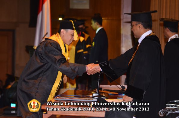 wisuda-unpad-gel-i-ta-2013_2014-fakultas-ilmu-komunikasi-oleh-rektor-086