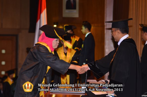 wisuda-unpad-gel-i-ta-2013_2014-fakultas-ilmu-komunikasi-oleh-rektor-088