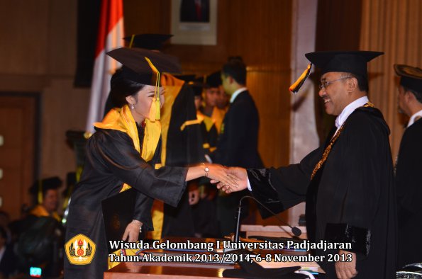 wisuda-unpad-gel-i-ta-2013_2014-fakultas-ilmu-komunikasi-oleh-rektor-091