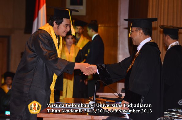 wisuda-unpad-gel-i-ta-2013_2014-fakultas-ilmu-komunikasi-oleh-rektor-092