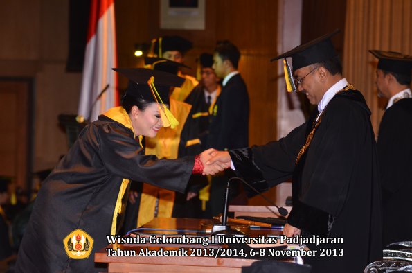 wisuda-unpad-gel-i-ta-2013_2014-fakultas-ilmu-komunikasi-oleh-rektor-093