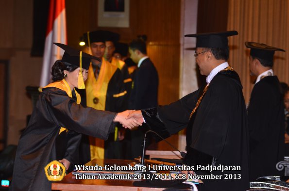 wisuda-unpad-gel-i-ta-2013_2014-fakultas-ilmu-komunikasi-oleh-rektor-094