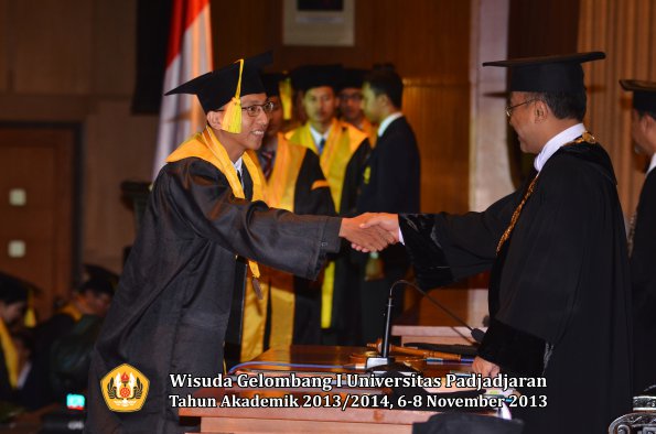 wisuda-unpad-gel-i-ta-2013_2014-fakultas-ilmu-komunikasi-oleh-rektor-097