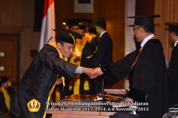 wisuda-unpad-gel-i-ta-2013_2014-fakultas-ilmu-komunikasi-oleh-rektor-098