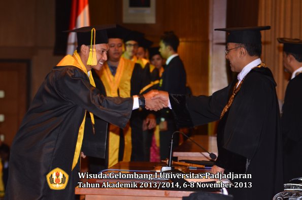 wisuda-unpad-gel-i-ta-2013_2014-fakultas-ilmu-komunikasi-oleh-rektor-099