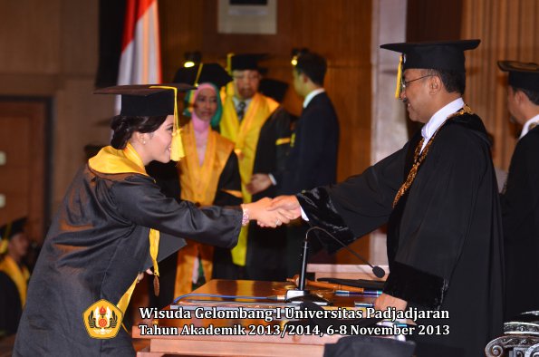 wisuda-unpad-gel-i-ta-2013_2014-fakultas-ilmu-komunikasi-oleh-rektor-104