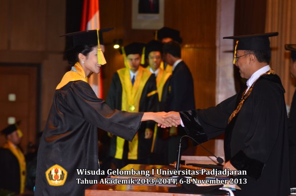 wisuda-unpad-gel-i-ta-2013_2014-fakultas-ilmu-komunikasi-oleh-rektor-107