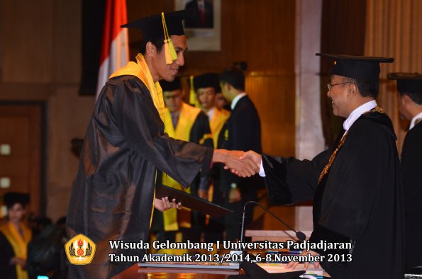 wisuda-unpad-gel-i-ta-2013_2014-fakultas-ilmu-komunikasi-oleh-rektor-110