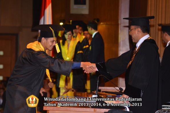 wisuda-unpad-gel-i-ta-2013_2014-fakultas-ilmu-komunikasi-oleh-rektor-113