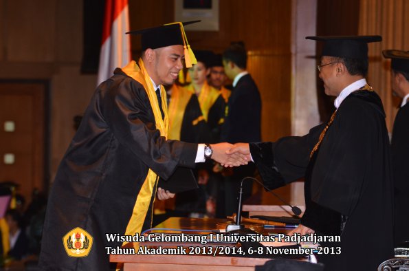 wisuda-unpad-gel-i-ta-2013_2014-fakultas-ilmu-komunikasi-oleh-rektor-117