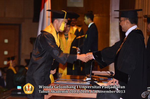 wisuda-unpad-gel-i-ta-2013_2014-fakultas-ilmu-komunikasi-oleh-rektor-121