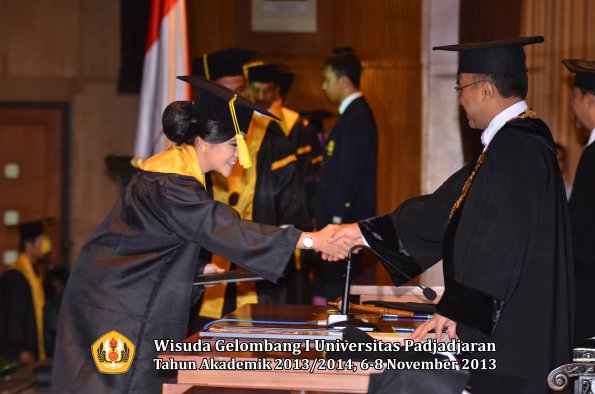 wisuda-unpad-gel-i-ta-2013_2014-fakultas-ilmu-komunikasi-oleh-rektor-122