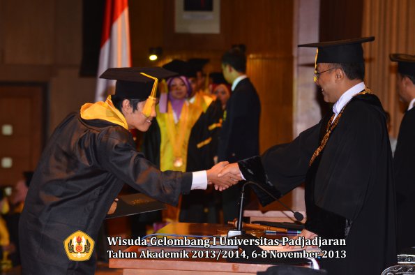 wisuda-unpad-gel-i-ta-2013_2014-fakultas-ilmu-komunikasi-oleh-rektor-125