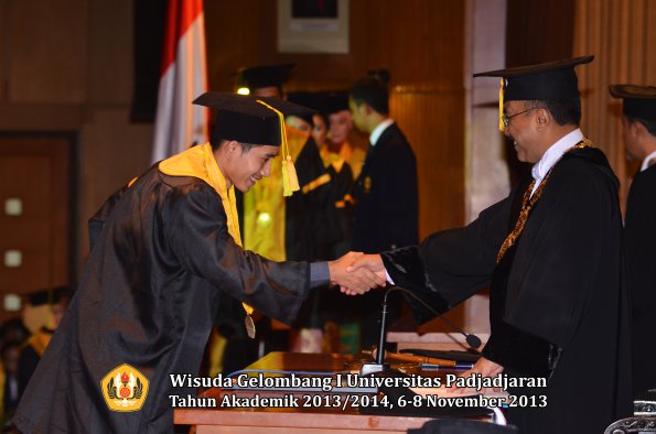 wisuda-unpad-gel-i-ta-2013_2014-fakultas-ilmu-komunikasi-oleh-rektor-130