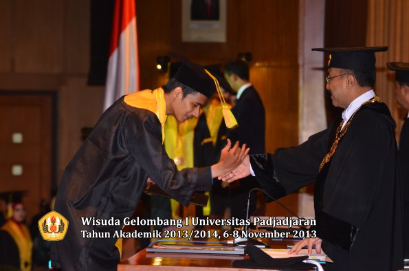 wisuda-unpad-gel-i-ta-2013_2014-fakultas-ilmu-komunikasi-oleh-rektor-131