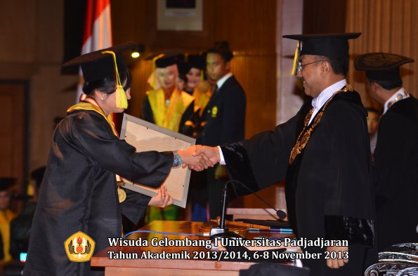 wisuda-unpad-gel-i-ta-2013_2014-fakultas-ilmu-komunikasi-oleh-rektor-135