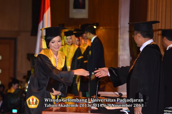 wisuda-unpad-gel-i-ta-2013_2014-fakultas-ilmu-komunikasi-oleh-rektor-141