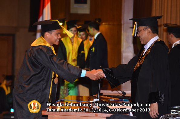 wisuda-unpad-gel-i-ta-2013_2014-fakultas-ilmu-komunikasi-oleh-rektor-144