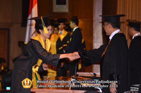 wisuda-unpad-gel-i-ta-2013_2014-fakultas-ilmu-komunikasi-oleh-rektor-145