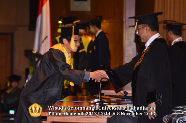 wisuda-unpad-gel-i-ta-2013_2014-fakultas-ilmu-komunikasi-oleh-rektor-147