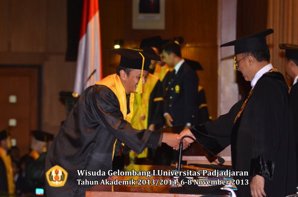 wisuda-unpad-gel-i-ta-2013_2014-fakultas-ilmu-komunikasi-oleh-rektor-151