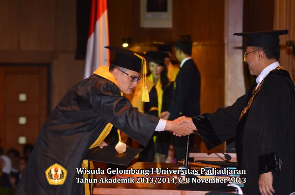 wisuda-unpad-gel-i-ta-2013_2014-fakultas-ilmu-komunikasi-oleh-rektor-172