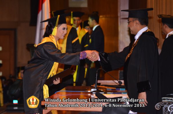 wisuda-unpad-gel-i-ta-2013_2014-fakultas-ilmu-komunikasi-oleh-rektor-179