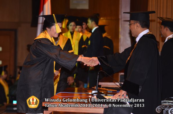 wisuda-unpad-gel-i-ta-2013_2014-fakultas-ilmu-komunikasi-oleh-rektor-184