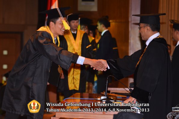 wisuda-unpad-gel-i-ta-2013_2014-fakultas-ilmu-komunikasi-oleh-rektor-191