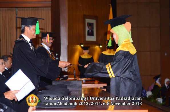 wisuda-unpad-gel-i-ta-2013_2014-fakultas-kedokteran-oleh-dekan-028