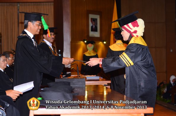 wisuda-unpad-gel-i-ta-2013_2014-fakultas-kedokteran-oleh-dekan-030