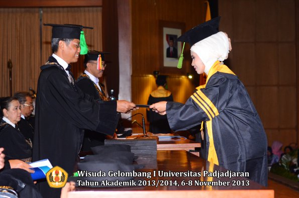 wisuda-unpad-gel-i-ta-2013_2014-fakultas-kedokteran-oleh-dekan-031