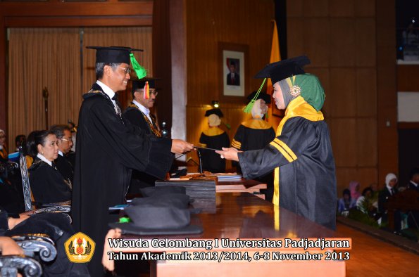 wisuda-unpad-gel-i-ta-2013_2014-fakultas-kedokteran-oleh-dekan-032