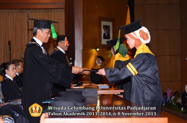 wisuda-unpad-gel-i-ta-2013_2014-fakultas-kedokteran-oleh-dekan-033