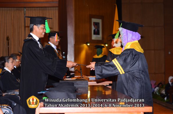 wisuda-unpad-gel-i-ta-2013_2014-fakultas-kedokteran-oleh-dekan-034