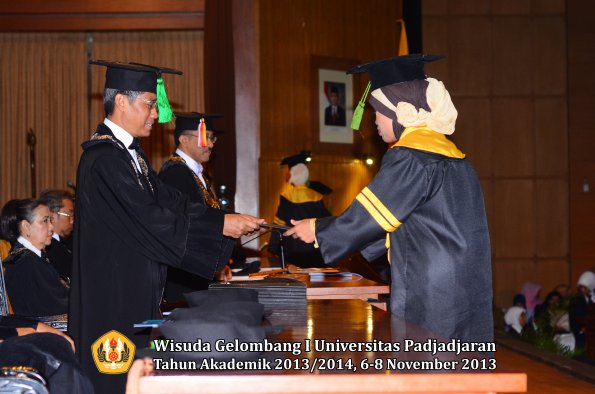 wisuda-unpad-gel-i-ta-2013_2014-fakultas-kedokteran-oleh-dekan-035