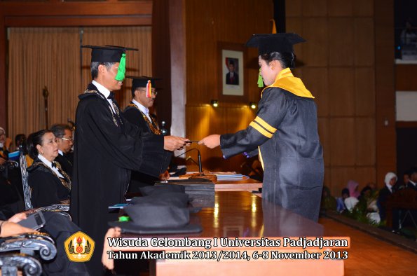 wisuda-unpad-gel-i-ta-2013_2014-fakultas-kedokteran-oleh-dekan-036