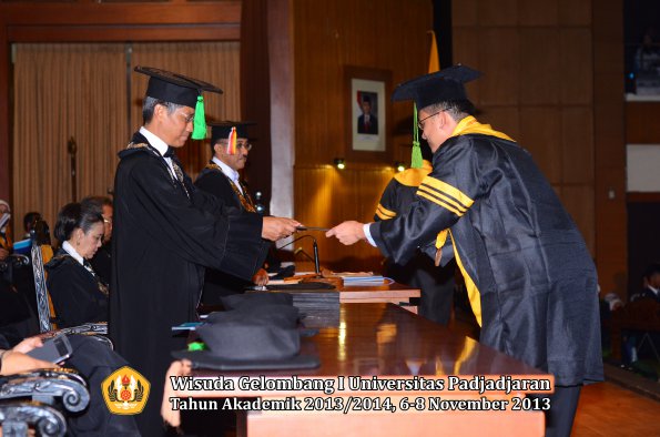 wisuda-unpad-gel-i-ta-2013_2014-fakultas-kedokteran-oleh-dekan-037