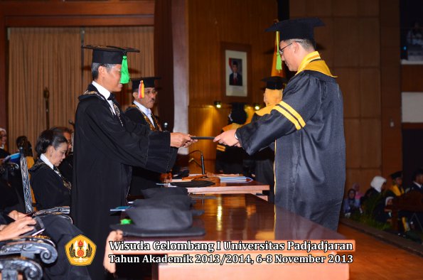 wisuda-unpad-gel-i-ta-2013_2014-fakultas-kedokteran-oleh-dekan-049