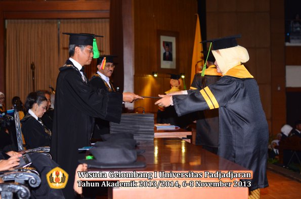 wisuda-unpad-gel-i-ta-2013_2014-fakultas-kedokteran-oleh-dekan-055