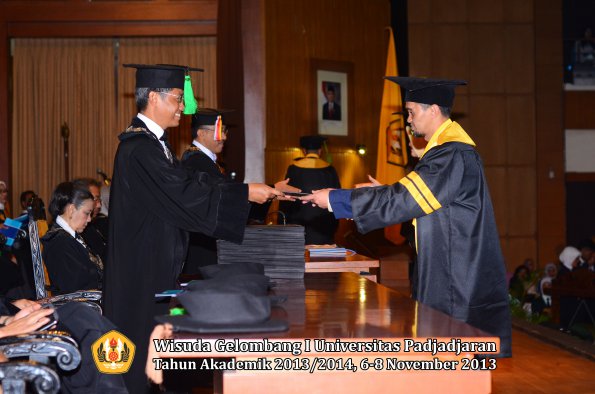 wisuda-unpad-gel-i-ta-2013_2014-fakultas-kedokteran-oleh-dekan-056