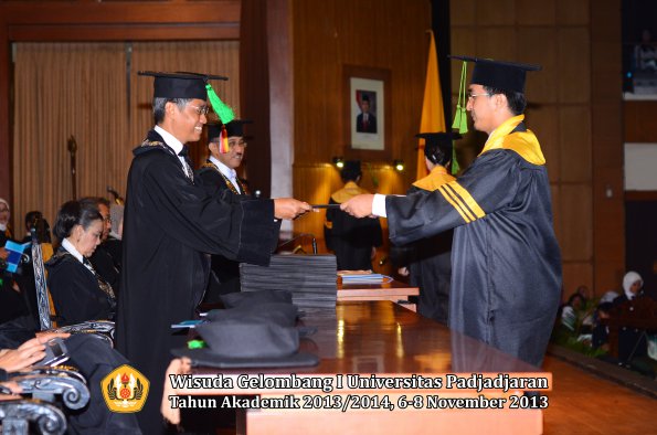 wisuda-unpad-gel-i-ta-2013_2014-fakultas-kedokteran-oleh-dekan-060