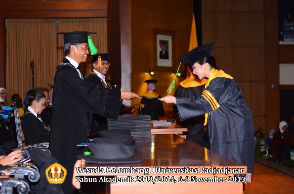 wisuda-unpad-gel-i-ta-2013_2014-fakultas-kedokteran-oleh-dekan-063