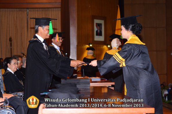 wisuda-unpad-gel-i-ta-2013_2014-fakultas-kedokteran-oleh-dekan-076