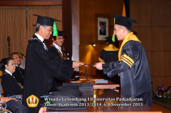 wisuda-unpad-gel-i-ta-2013_2014-fakultas-kedokteran-oleh-dekan-081