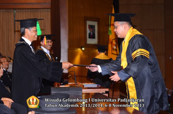 wisuda-unpad-gel-i-ta-2013_2014-fakultas-kedokteran-oleh-dekan-082