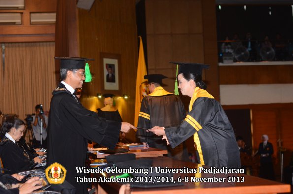 wisuda-unpad-gel-i-ta-2013_2014-fakultas-kedokteran-oleh-dekan-085