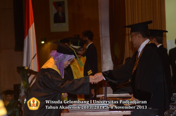 wisuda-unpad-gel-i-ta-2013_2014-fakultas-kedokteran-oleh-rektor-033